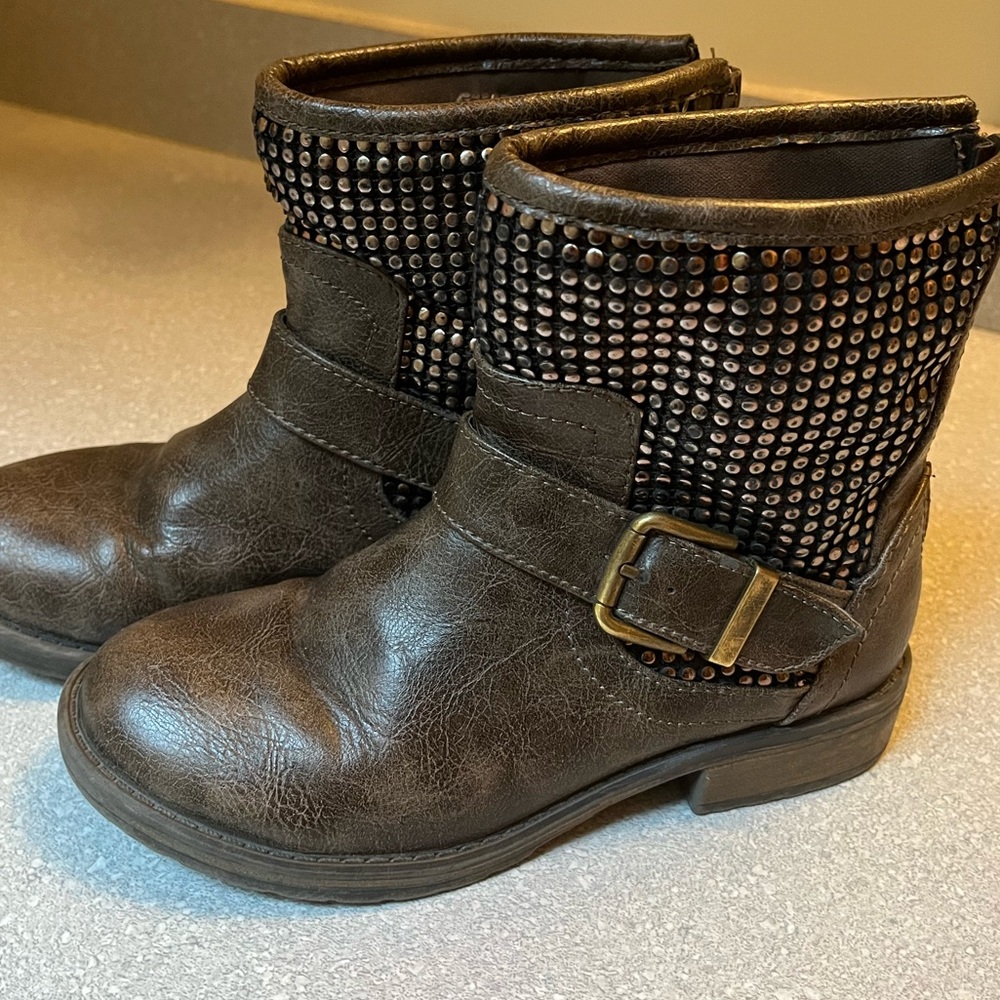 Steve madden brown silver studded buckled boots girls size 2.